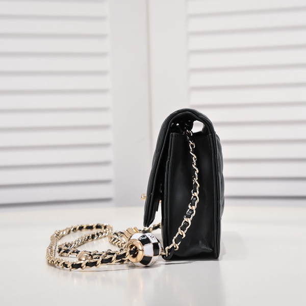 シャネルバッグ背面デザイン